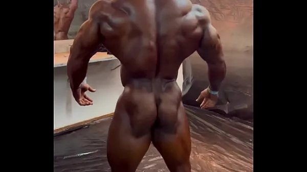 Hot Stripped male bodybuilder วิดีโอใหม่