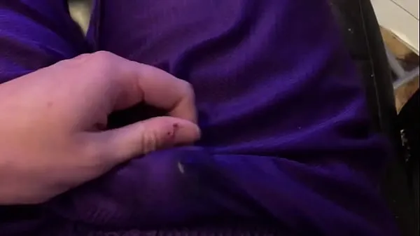 Vroči Solo male rubs one out and cums in his purple shortsnovi videoposnetki