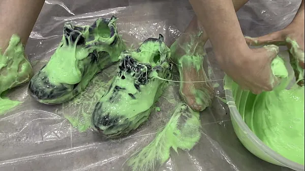Populaire Trashing Sneakers (Trainers) with Super Sticky Slime nieuwe video's