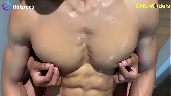 Big muscle guy gets worshipped and nipple played Video baru yang populer
