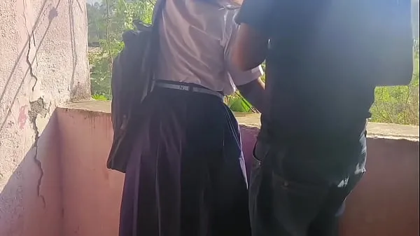 Populära Tuition teacher fucks a girl who comes from outside the village. Hindi Audio nya videor
