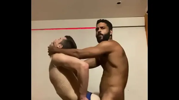 Hotte Taking advantage of the empty room to fuck at the party nye videoer