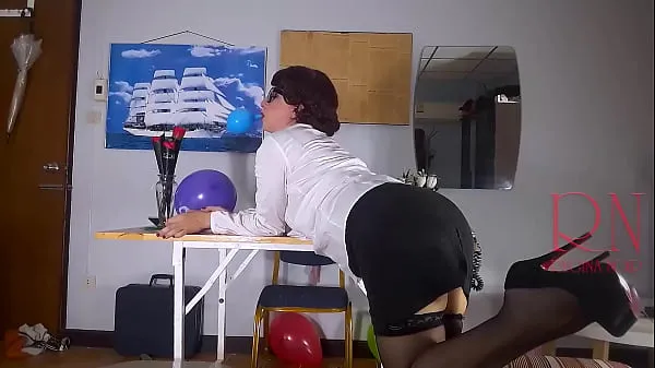 Vroči Office Obsession, The secretary Inflatables balloons masturbates with balloons. 12 1novi videoposnetki