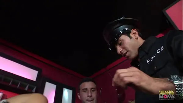 حار Army babe gets talked into fucking with two guys in the strip club مقاطع فيديو جديدة