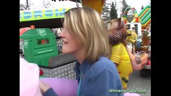حار cute Chick rides tool in fun park مقاطع فيديو جديدة