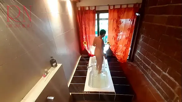 हॉट Peep. Voyeur. Housewife washes in the shower with soap, shaves her pussy in the bath. 2 1 नए वीडियो
