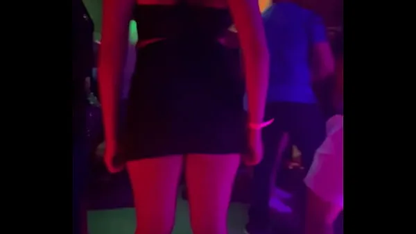 Hot Ma femme, vêtue d'une mini jupe très courte, danse dans un club d'Uberlândia et montre son cul nouvelles vidéos 