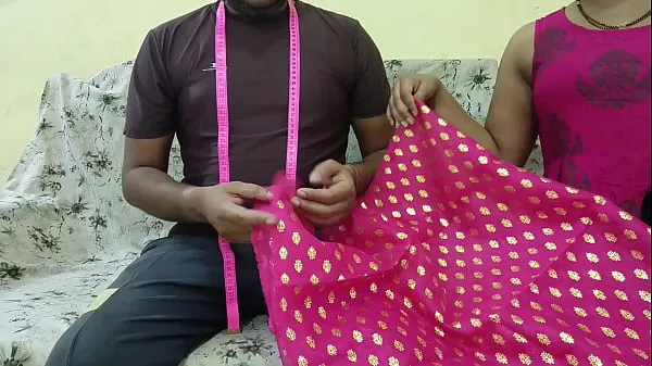 حار Desi sister-in-law fucks with trailer owner on the pretext of sewing clothes مقاطع فيديو جديدة