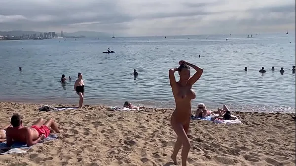 Hot Naked Monika Fox Swims In The Sea And Walks Along The Beach On A Public Beach In Barcelona วิดีโอใหม่