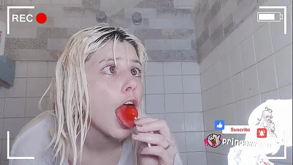 Καυτά Wet t-shirt with lollipop in the shower νέα βίντεο