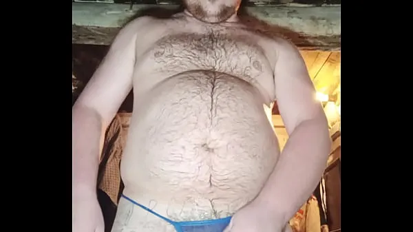Hot vídeo caseiro de uma aldeia RUSSA masturbado em um azul THONG e UM ENORME dildo na bunda