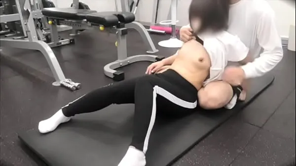 Vroči My ex-boyfriend, whom I dated two years ago, became a gym instructor, and when I went to the gym to meet him for the first time in a while, my hands gradually approached my hip and chest, and I remembered two years agonovi videoposnetki