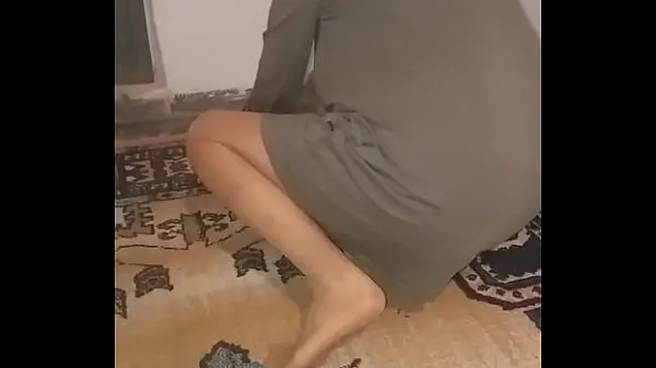 Hot Mature Turkish woman wipes carpet with sexy tulle socks วิดีโอใหม่