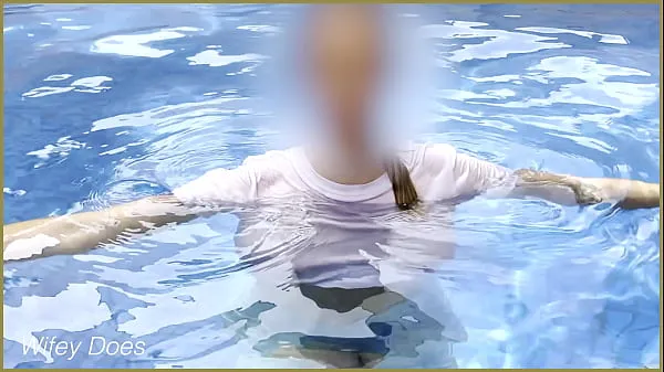 Esposa incrível em camiseta molhada na piscina do hotel | Exibicionista público arriscado