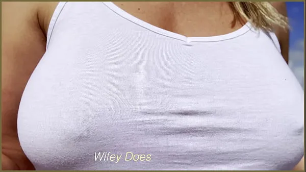 Καυτά SEXY MILF public exhibitionist dare - wet shirt in public and lets stranger poor water on her braless boobs νέα βίντεο