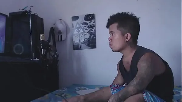 While the dwarf had fun playing with his video games, the stepsister arrives horny to play with his penis Video baharu hangat