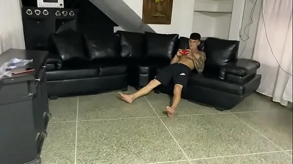 My step uncle is young and handsome, he makes me horny and I put his cock in my mouth while he is on his phone Video baru yang populer