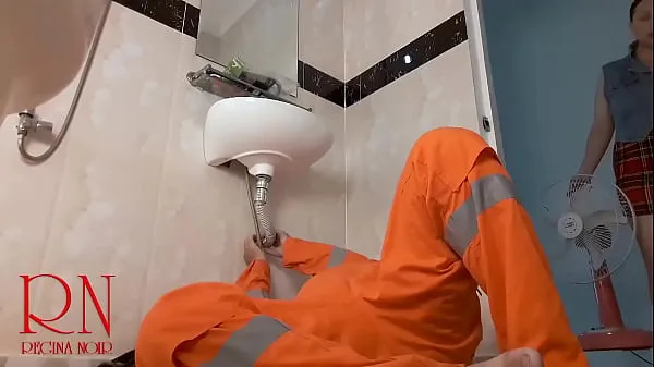 Vroči Housewife without panties seduces plumber. s1novi videoposnetki