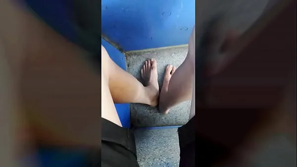 Vroči Twink walking barefoot on the road and still no shoe in a tram to the citynovi videoposnetki