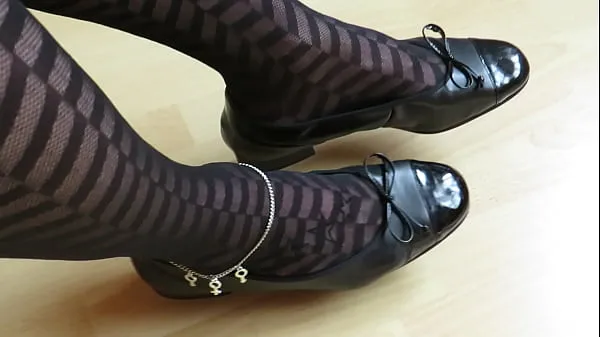 Isabelle-Sandrine - black leather ballet flats and patterned hose Video baharu hangat