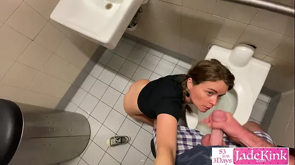 Hotte Real amateur couple fuck in public bathroom nye videoer