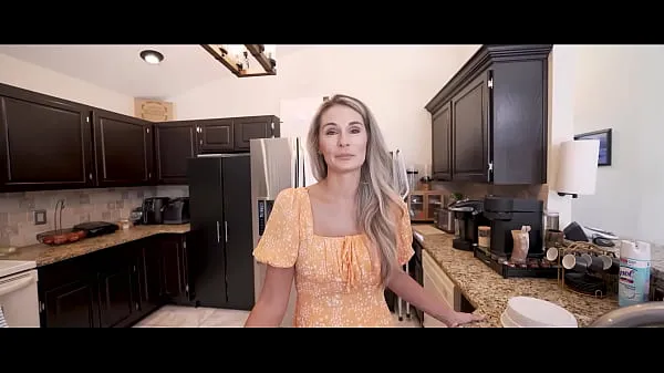 Vroči Secret Deal With Friends Hot Desperate Mom Mandy Rhea WCA Productionsnovi videoposnetki