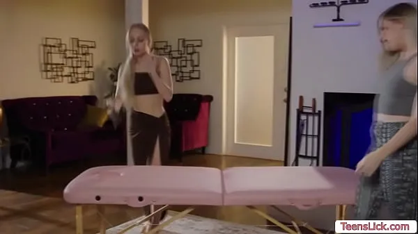 Vroči Teen masseuse enjoys licking her customers pussynovi videoposnetki