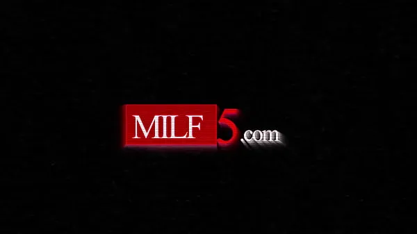 MILF inteligente contratada para a posição de madrasta - MILF5 novos vídeos interessantes