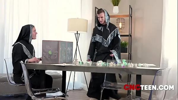 Populære DND Cosplay Anal Freeuse Playing A Board Game nye videoer