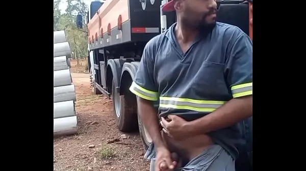 Heiße Worker Masturbating on Construction Site Hidden Behind the Company Truck neue Videos