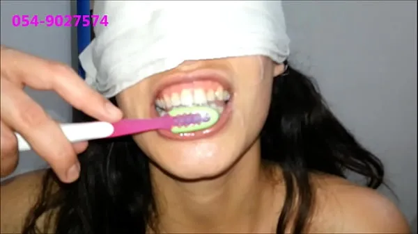 Vroči Sharon From Tel-Aviv Brushes Her Teeth With Cumnovi videoposnetki